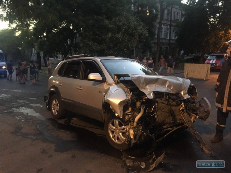 В Одессе из-за ДТП перевернулась маршрутка с пассажирами. Есть раненые (фото) 