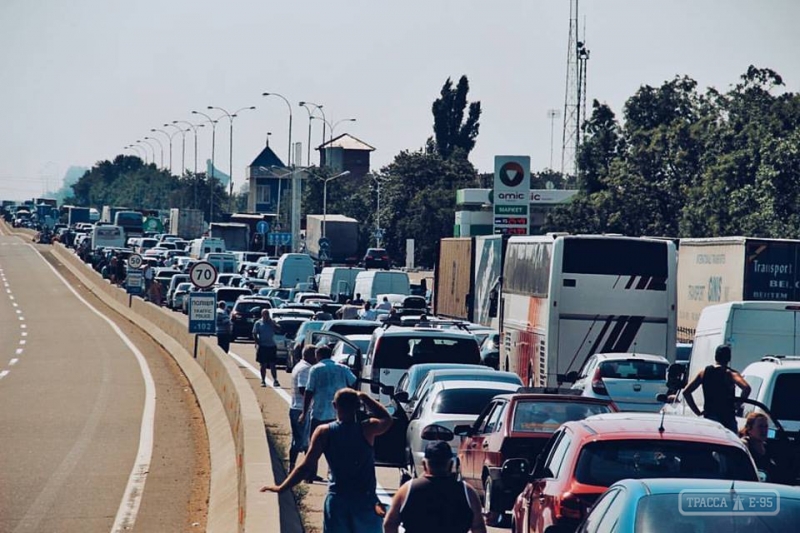 Сотни машин попали в пробку на трассе Одесса – Киев (фото)