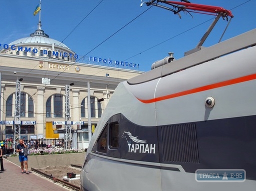 Пассажиры поезда «Одесса-Киев» ехали стоя из-за постороннего предмета на рельсах