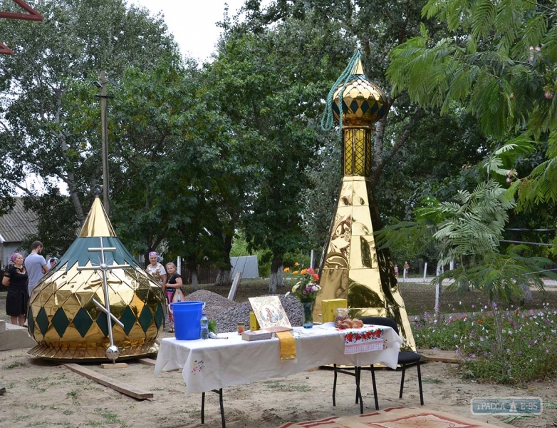 На строящуюся церковь в селе Измаильского района установили купола (фото)