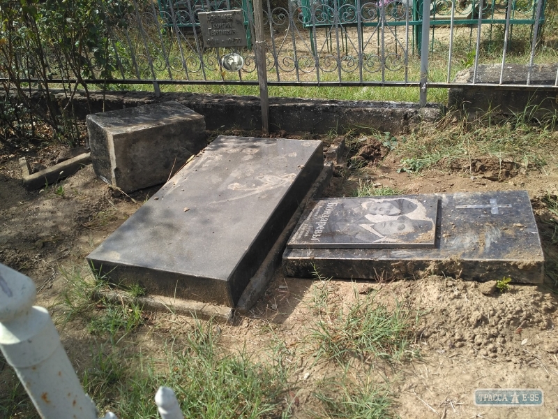 Полиция поймала охотников за металлом, осквернявших могилы на кладбище в Болграде