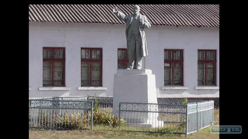 «Свобода» ополчилась на село в Одесской области: там ухаживают за тремя памятниками советским вождям