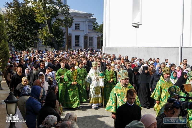 Тысячи православных почтили память Кукши Одесского крестным ходом (фото)