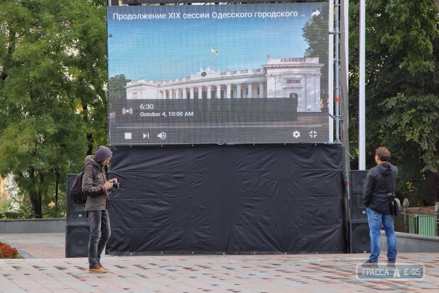 Сессию городского совета впервые транслируют в прямом эфире на большом экране возле мэрии 