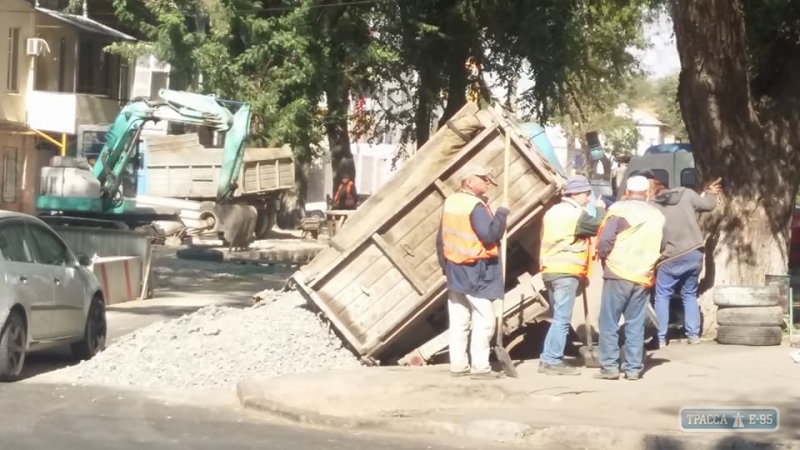 Грузовик провалился под землю в Одессе (фото)