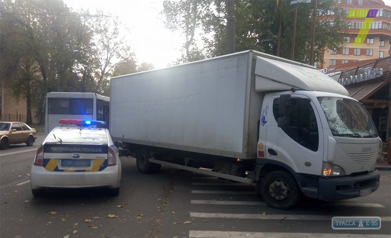 Грузовик въехал в маршрутку в Одессе (фото)