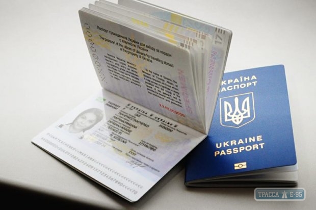 Ажиотаж из-за безвиза: очередь за биометрическими паспортами в Одессе растянулась до мая 2018 года
