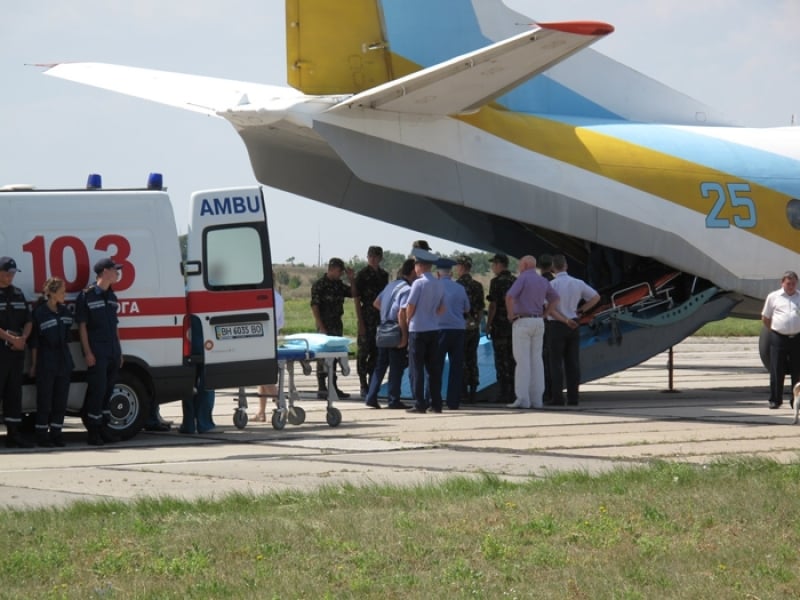 Специальный самолет доставил в Одессу пятерых пострадавших в ДТП в Беларуси