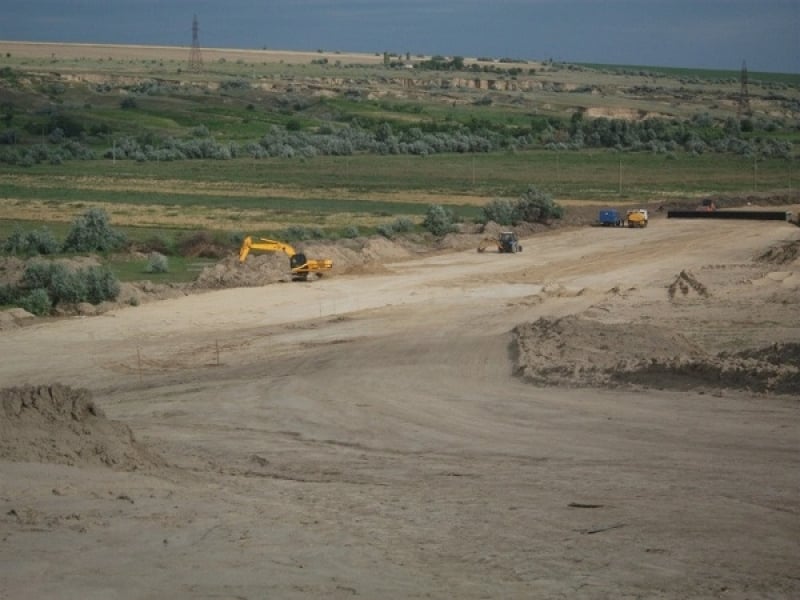 Рабочие строят новую дорогу на юге Одесской области (фото)