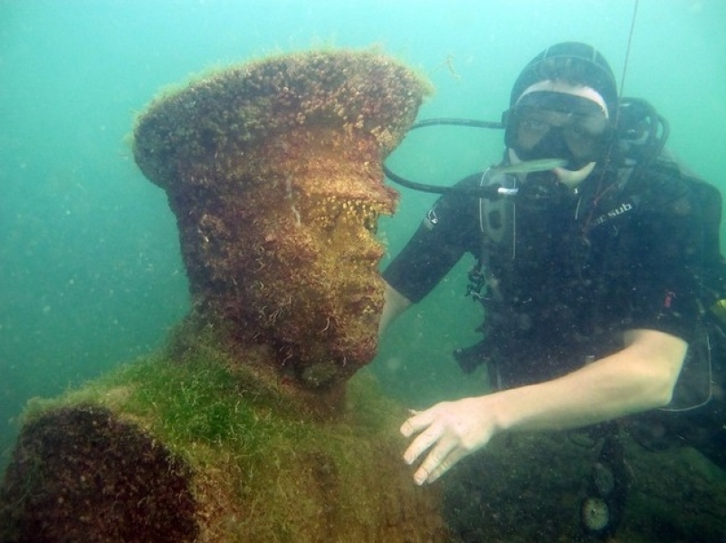 Водолазы создали музей вождей СССР на дне моря у берегов Одессы (фото)