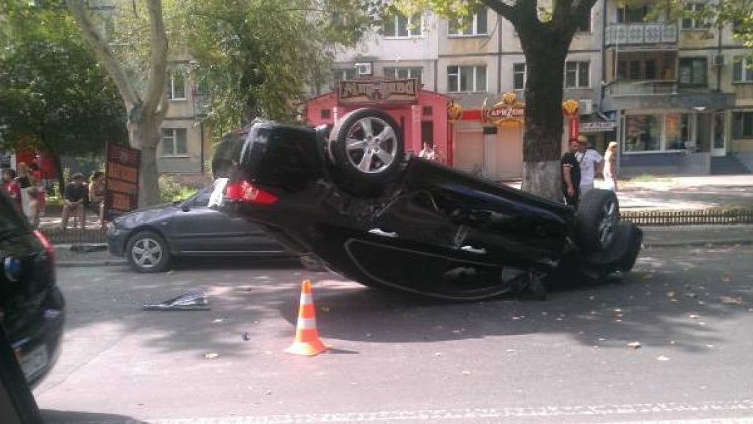 Крупная авария произошла на улице Филатова в Одессе. Одна из машин перевернулась (фото)