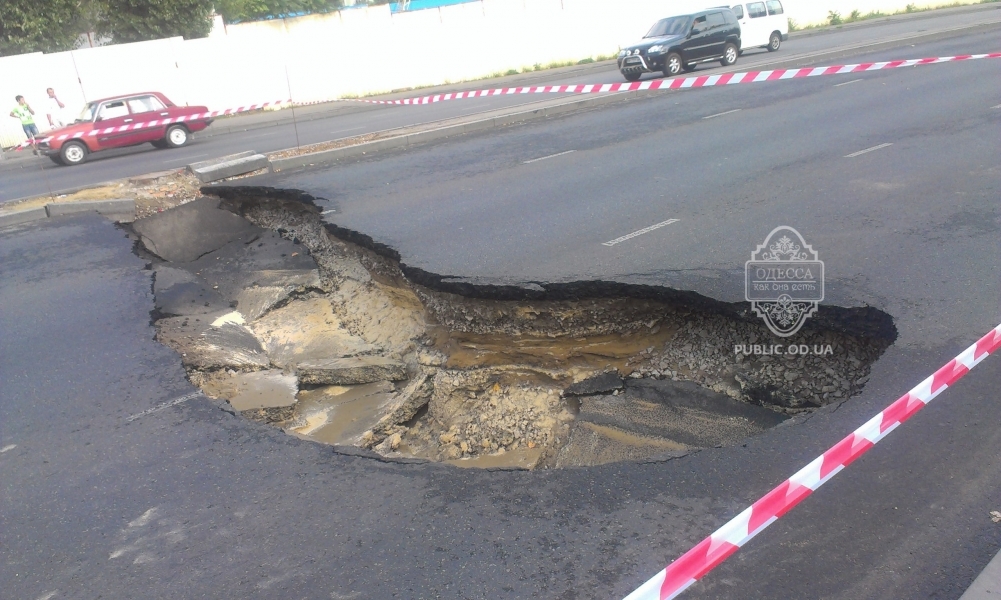 Огромный провал парализовал крупную одесскую магистраль (фото)