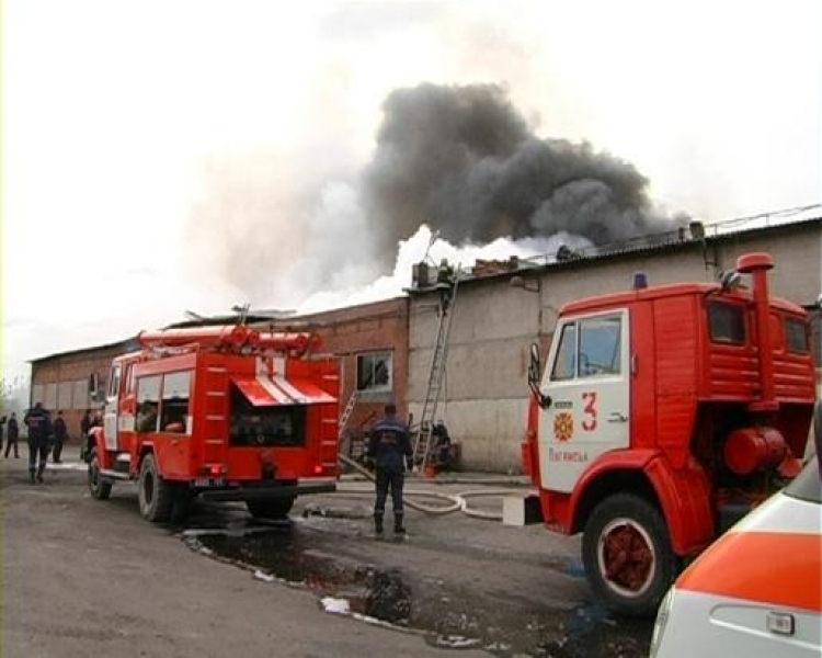 Огонь охватил склад автозапчастей в Ширяевском районе Одесской области