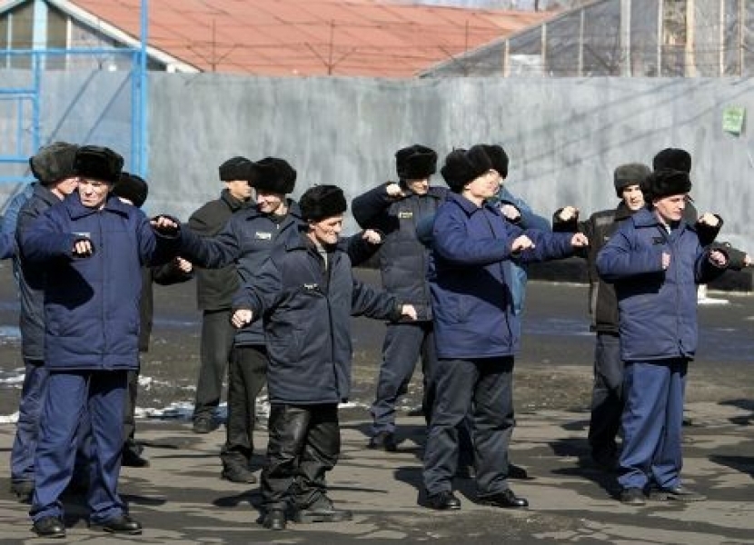 Тюремщик из Одесской области с помощью дубинки заставлял заключенных делать утреннюю зарядку