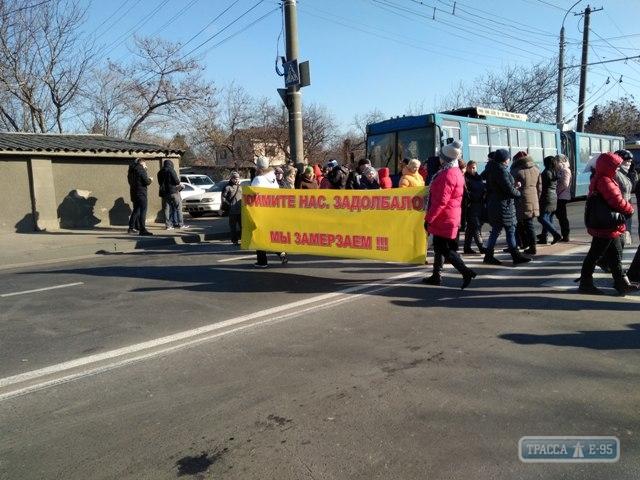 Жители Слободки перекрыли важнейшую магистраль в надежде получить тепло в свои дома (фото)