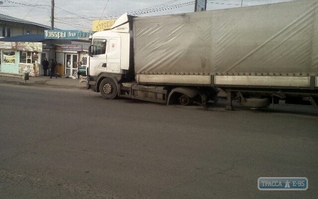 У фуры на ходу отлетело колесо и раздавило автомобиль (фото)