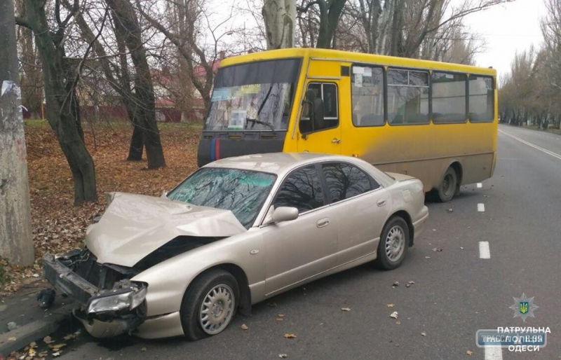 Легковушка врезалась в маршрутку в Одессе: трое пострадавших (фото)