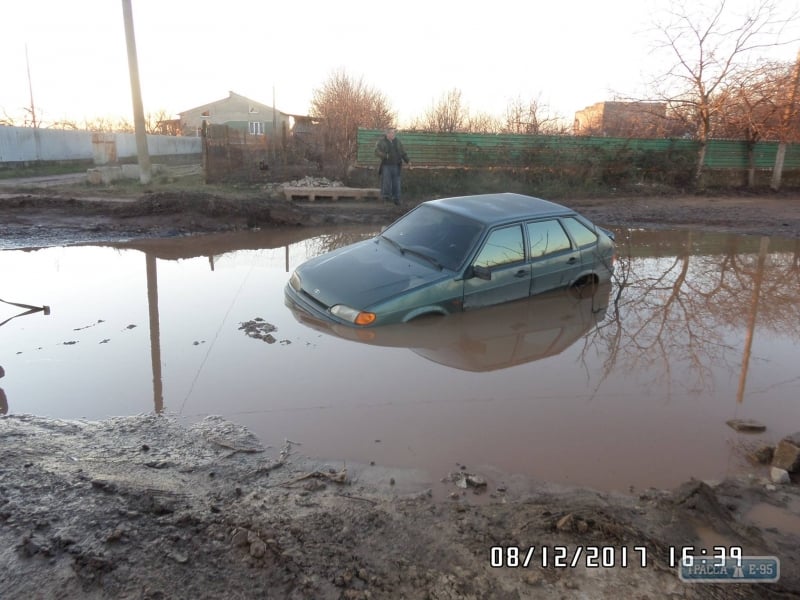 Автомобиль утонул посреди улицы в Белгороде-Днестровском 