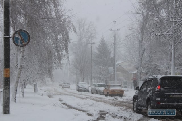 Ананьев засыпает снегом. Парализована работа автобусов и маршруток (фото)