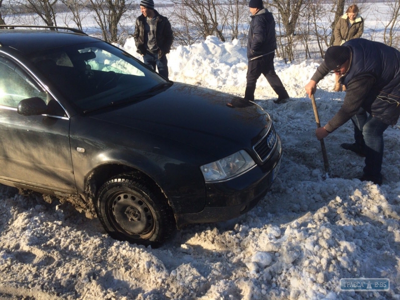 Дорога Болград - Кубей спустя неделю после снегопада все еще остается нерасчищенной