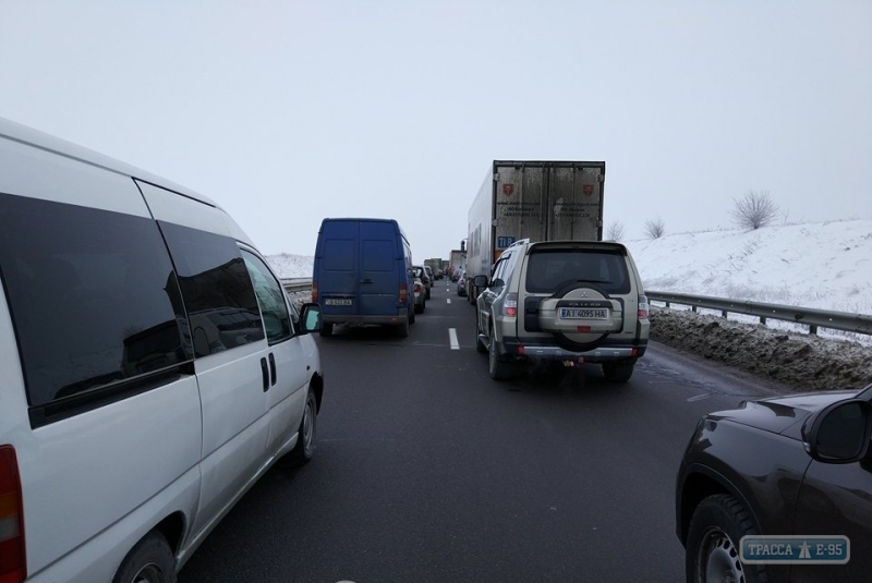 Трасса Киев - Одесса парализована из-за ДТП с грузовиками