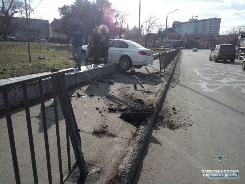 Автолюбитель снес ограду и повис на полуметровом бордюре в Одессе