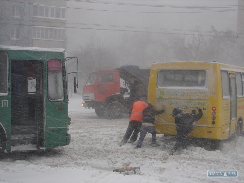 Одесса готовится к снегопаду: въезд фур в город запретят, а горожан просят сидеть дома