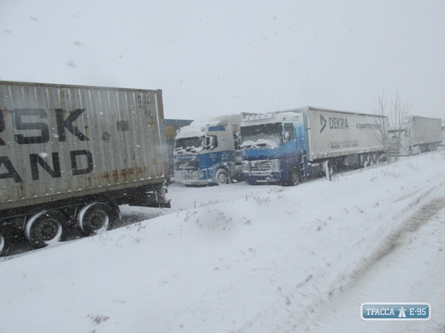 Трассы Одесской области засыпало снегом, но заторов пока нет