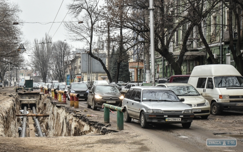 Центр Одессы застыл в огромных пробках из-за ремонта теплотрассы (фоторепортаж)