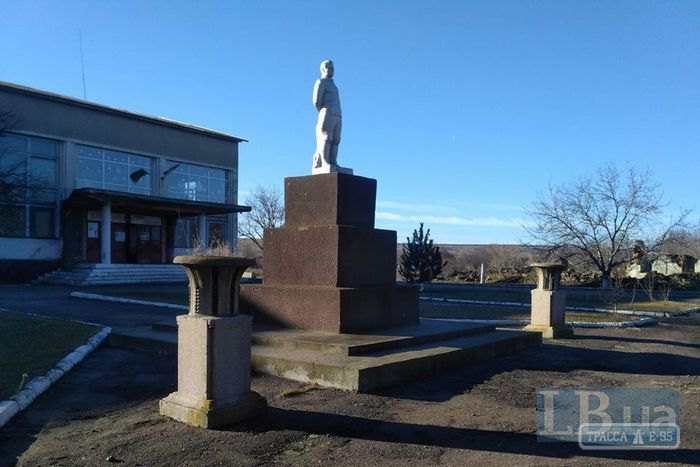 Сельсовет в Одесской области не сносит памятник коммунистическому вождю: власти не знают, кто это