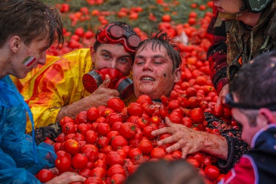 Одесситы устроили томатные бои (фото)