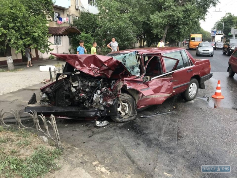 Фура раздавила легковушку в районе Ивановского моста в Одессе (фото)