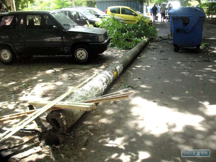 Бетонный столб упал на Таирова в Одессе