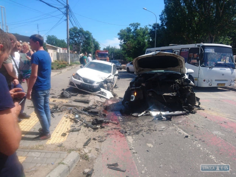 Водитель врезался в бетонные плиты и вылетел на встречную полосу в Одессе: есть пострадавшие