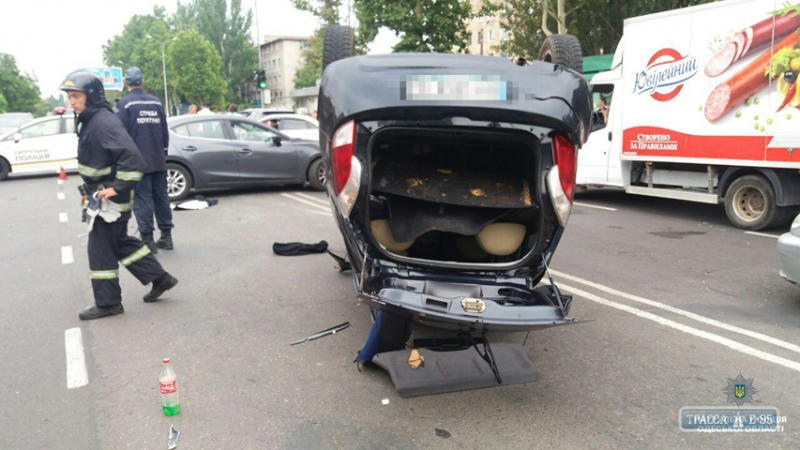 Малолитражка перевернулась после ДТП в Малиновском районе Одессы (фото)