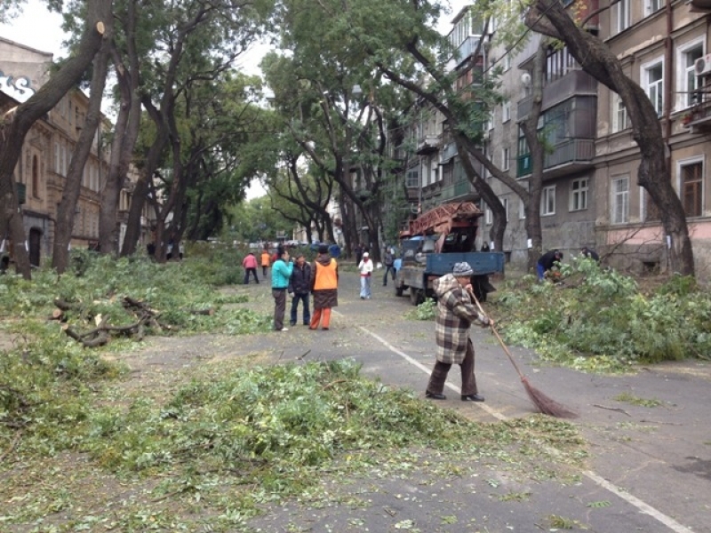 Коммунальщики парализовали движение транспорта в центре Одессы (фото)