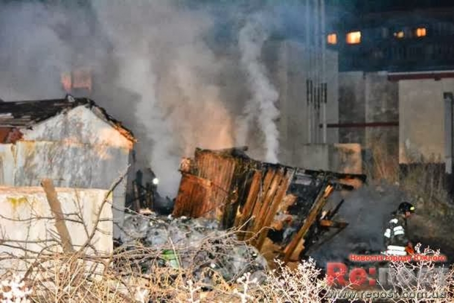 Пожарные восемь часов тушили пламя в городе-спутнике Одессы (фото)