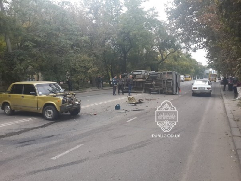 Крупная авария заблокировала движение на поселке Котовского в Одессе (фото, видео)