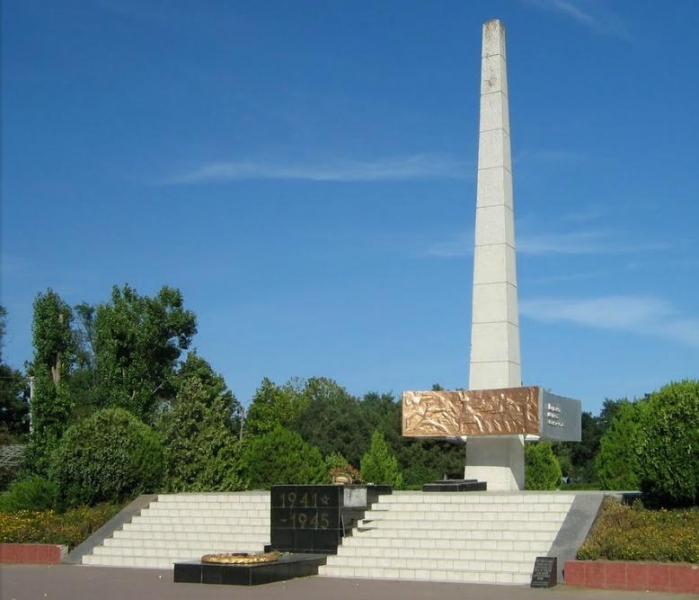 Обелиск под. Обелиск воинам-освободителям 37-й армии в Тирасполе. Обелиск. Обелиск фото. Красный Обелиск славы.