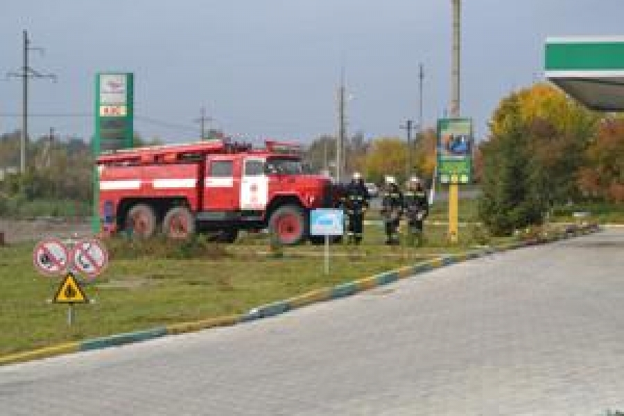 Одесские спасатели учились тушить пожар при взрыве цистерны с бензином на АЗС