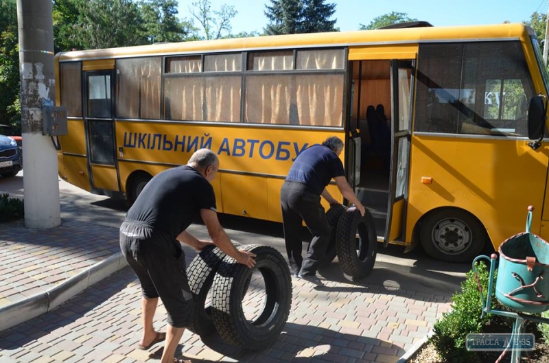 Мэрия Березовки на Одесщине приобрела шины и запчасти для школьных автобусов (фото)