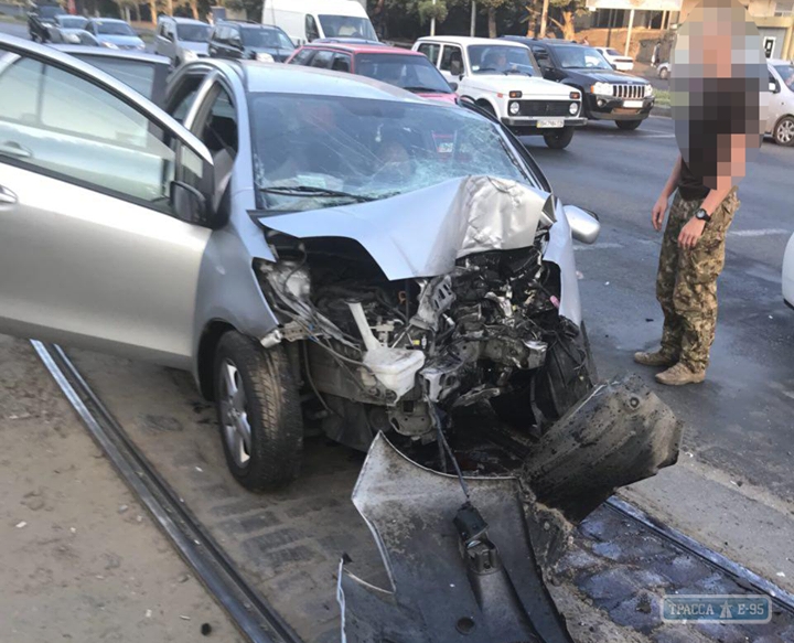 Автомобиль врезался в столб на площади Толбухина в Одессе, погибла женщина