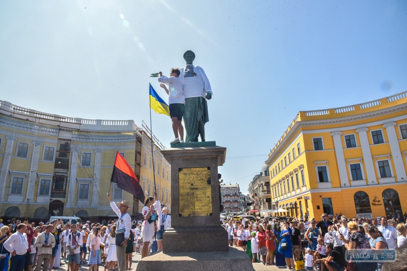 Тысячи людей в вышиванках создали живую цепь в центре Одессы (фото)