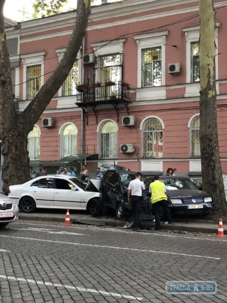 Иномарка в центре Одессы на большой скорости вылетела на тротуар и смяла два автомобиля (фото) 