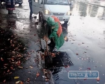 Коммунальщики вручную прочищали ливневые стоки после дождя в Одессе (фото)