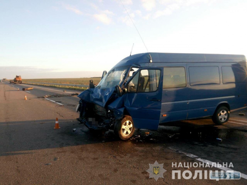 ДТП на трассе Одесса - Киев: столкнулись микроавтобус и грузовой кран, пострадали семь человек