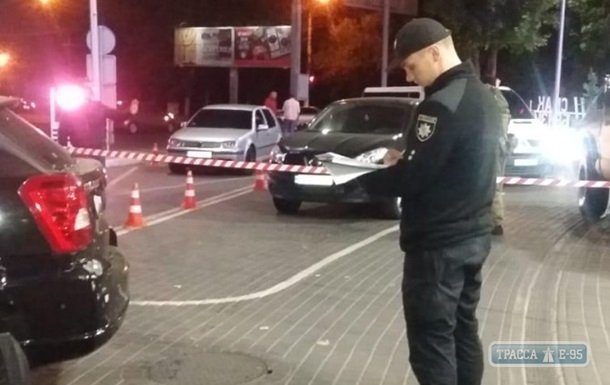 В Одессе расстреляли автомобиль у АЗС