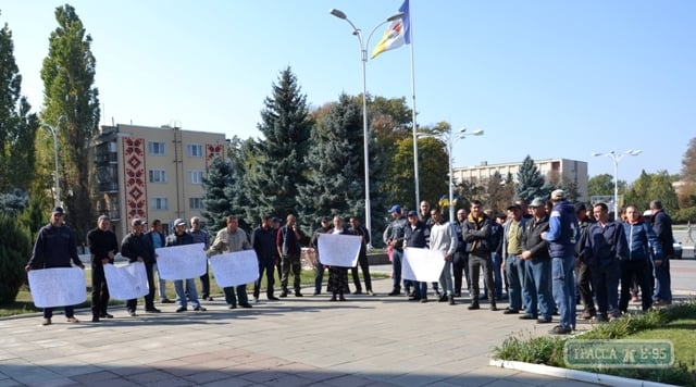 Сельские депутаты в парке выбрали нового секретаря, но он не может начать работу