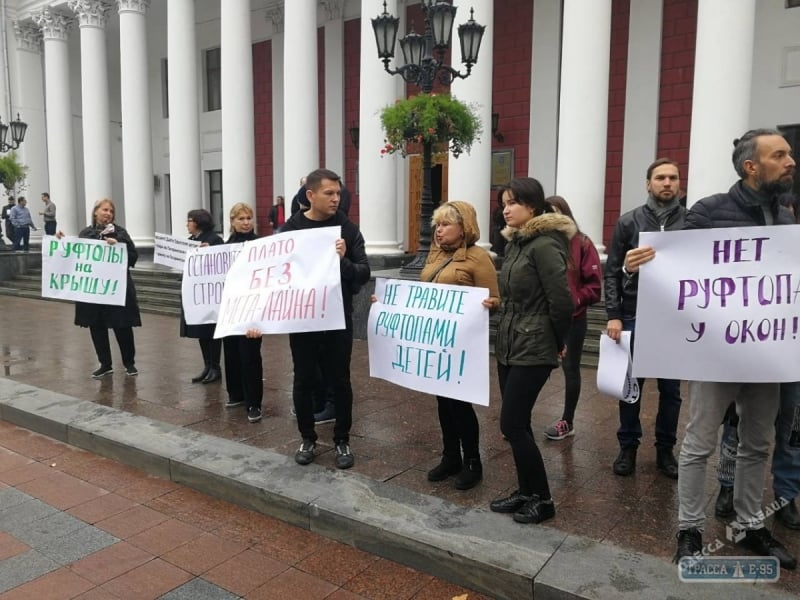 Сразу три митинга проходят у здания мэрии в Одессе