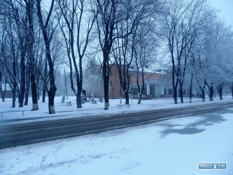 На севере Одесской области выпал первый снег, на дорогах - сильный гололед